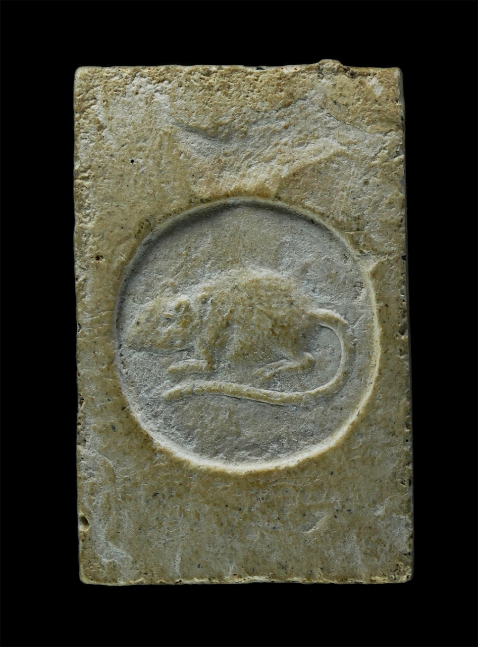 พระผงกล่องขาว17 (118)p.jpg - พระสมเด็จหลังหนู หลวงพ่อเกษม เขมโก เนื้อผงพุทธคุณ ผสมข้าวก้นบาตร ปี2536 สุสานไตรลักษณ์ จ.ลำปาง พระเก่าสวย มวลสารดี  | https://kamulet.in.th